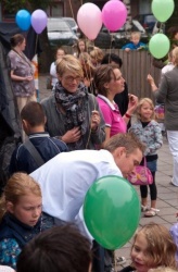 Met ballonnen, Liesbeth Aalmoes, vervangster van Melinda.