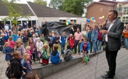 15-8-11: Onthulling nieuw speeltoestel en muurschildering