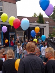 Bij de onthulling telden de kinderen massaal af en werden ballonnen opgelaten.