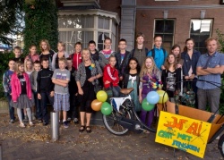 De kinderen van haar groep begeleiden Ali voor de laatste fietstocht naar school