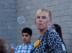 Ontvangst met bellen en slingers op school.