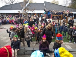 Een vol schoolplein om de Sint te verwelkomen