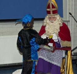 Ook de Sint kreeg een cadeautje van een van de middenbouw leerlingen.