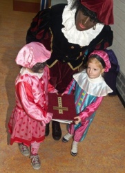 Twee kleuters hielpen de hulp-hoofdpiet met het dragen van het Grote Boek van Sinterklaas.